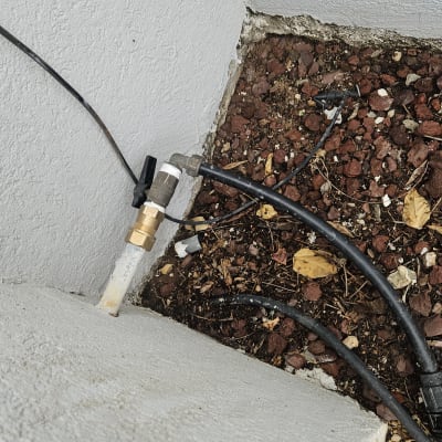 צינור מים עם חיבורי פלסטיק וברז