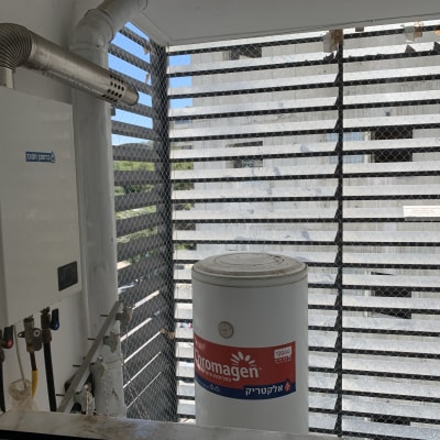 דוד שמש ומערכת חימום מים עם רשת למניעת יונים