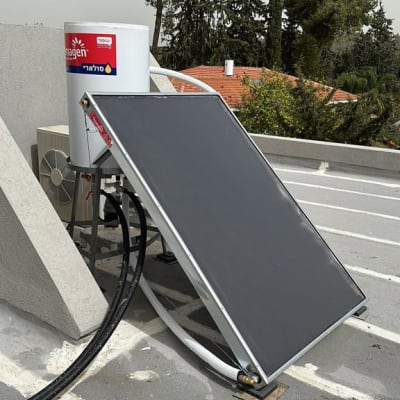 דוד שמש עם קולטים על גג שטוח