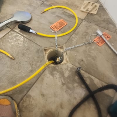 כלי עבודה לגילוי נזילות על רצפת חדר אמבטיה