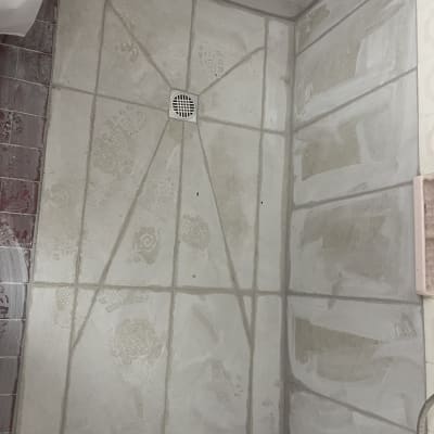 רצפת מקלחת עם אריחים חדשים ותעלת ניקוז