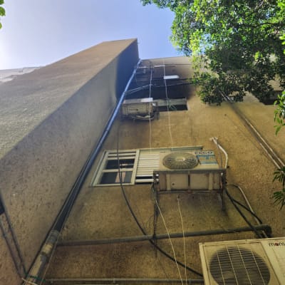 יחידות מיזוג אוויר מותקנות על קיר חיצוני של בניין