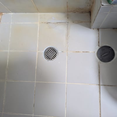 רצפת מקלחת עם ניקוזים וכלים סניטריים