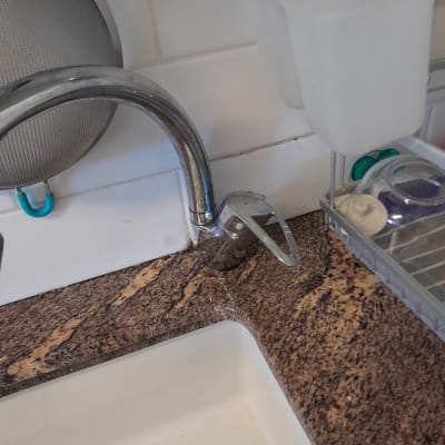 ברז מטבח עם כיור ומשטח שיש