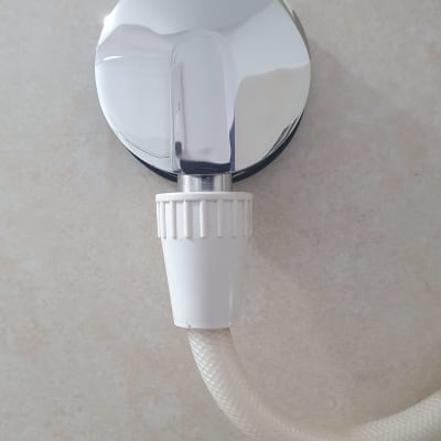 חיבור צינור מים לקיר עם מתאם מתכת