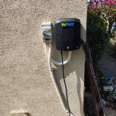 עמדת טעינה לרכב חשמלי על קיר חיצוני