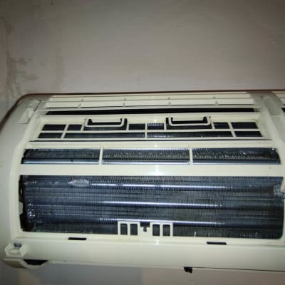 יחידת מזגן פתוחה על קיר לבן