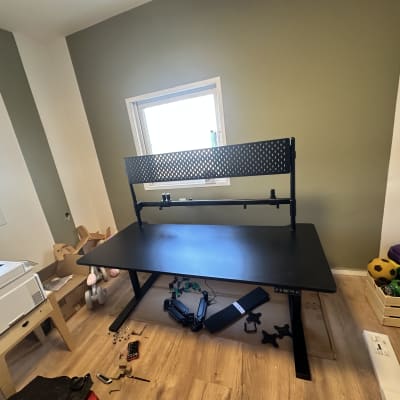 שולחן עבודה עם כלים וחלקים להרכבה בחדר