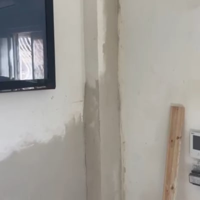 תיקון טיח ושיקום קיר פנימי לאחר עבודת אינסטלציה