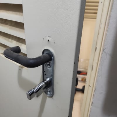 ידית ודלת עם מנעול מתכת