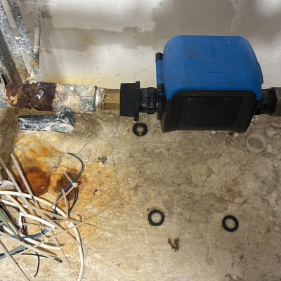 צינורות חלודים עם חיבורים וכלים רלוונטיים לאינסטלציה