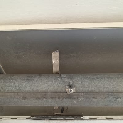 צינור מתכת ומסגרת תריסים