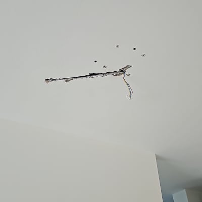 חוטי חשמל יוצאים מתקרה עם חורים