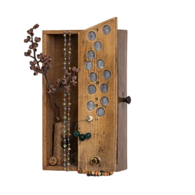 קופסת עץ עם חרוזים ומטבעות
