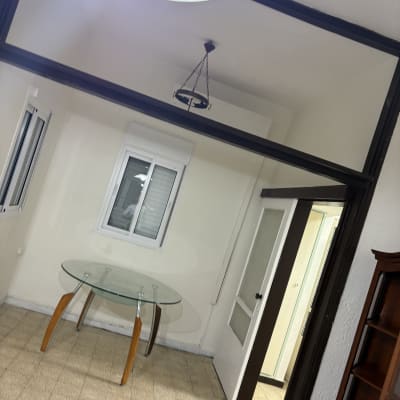 חדר ריק עם שולחן זכוכית ורצפה נקייה