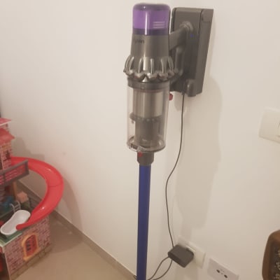 שואב אבק אלחוטי תלוי על הקיר עם מטען