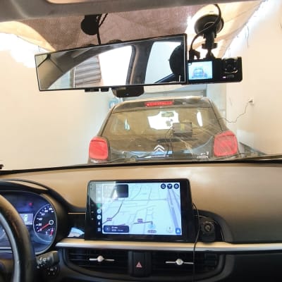 תמונה של פנים רכב עם מערכת ניווט ומצלמת רכב
