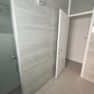 חדר עם קירות וריצוף חדשים