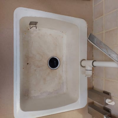 כיור מלוכלך עם כתמי שיש