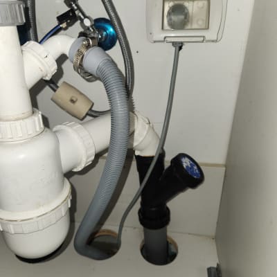 צינורות פלסטיק מתחת לכיור עם מחברים