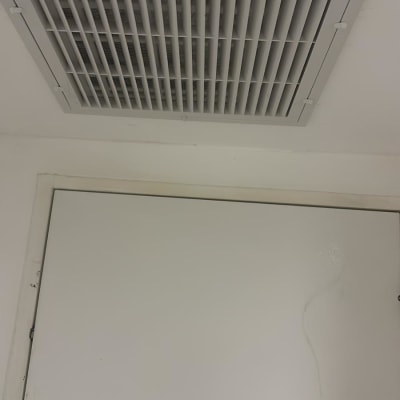 פתח אוורור של מערכת מיזוג אוויר בתקרה