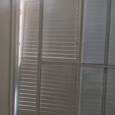 תריסים לבנים בחלון פתוח למחצה