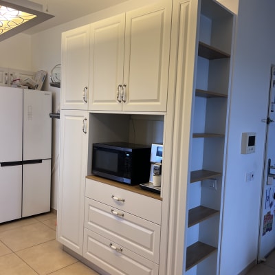 מיקרוגל ומכונת קפה על מדף במטבח