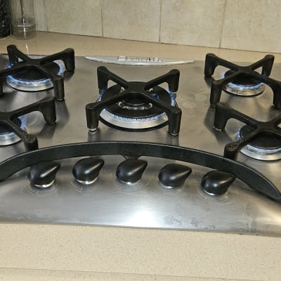 כיריים גז עם חמישה מבערים דולקים