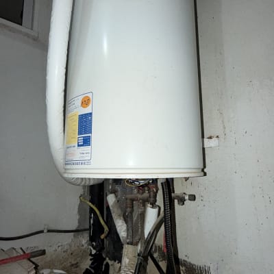 דוד שמש מותקן על קיר עם צינורות מחוברים