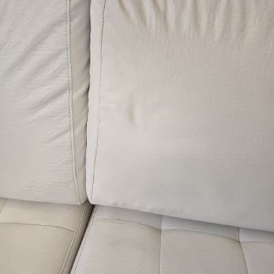 כריות ריפוד לבנות על ספה