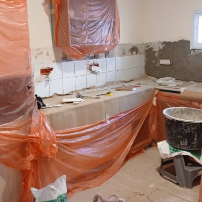 שיפוץ מטבח עם כיסוי ניילון וכלי עבודה