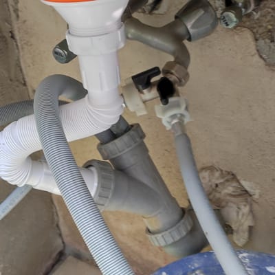 צנרת פלסטיק מתחת לכיור עם מחברים וברזים