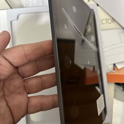 אדם מחזיק אייפון עם מגן מסך חדש