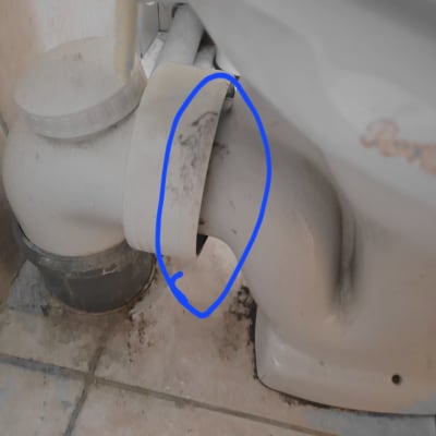 חיבור צינור לשירותים עם סימון כחול