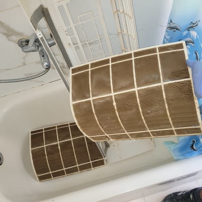 פילטרים מלוכלכים של מזגן באמבטיה