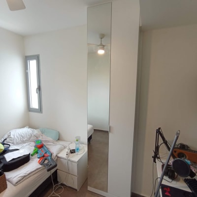 חדר שינה עם ארון בגדים ומיטה