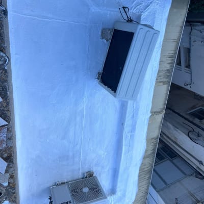 גג אטום בלבן עם יחידות מיזוג אוויר