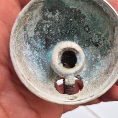 חלק פנימי של ידית ברז עם הצטברות אבנית וקורוזיה