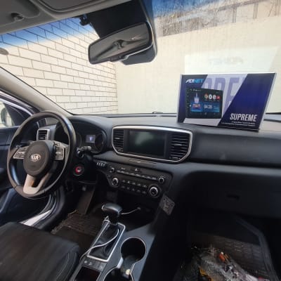 מערכת מולטימדיה לרכב על לוח מחוונים