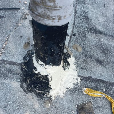 איטום סביב צינור על גג עם חומר איטום לבן ושחור