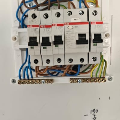 לוח חשמל עם מפסקים וחוטים צבעוניים