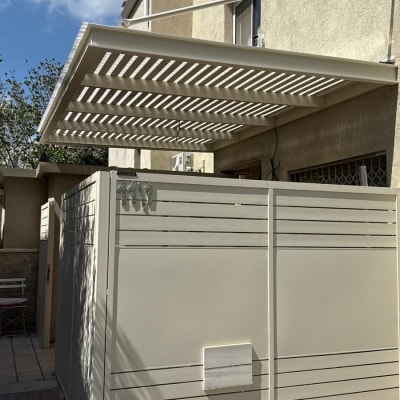 פרגולה אלומיניום מותקנת בחצר בית