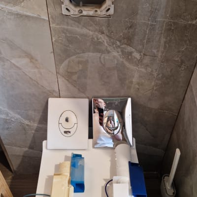 חלקי אסלה ותיקון צנרת בשירותים