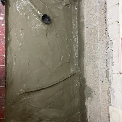 משטח בטון רטוב עם ניקוז בתהליך שיפוץ