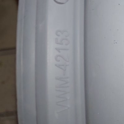 מספרים מוטבעים על חלק פלסטיק אפור