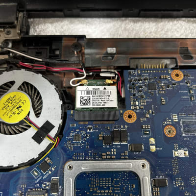 לוח אם של מחשב נייד עם מאוורר וכרטיס רשת אלחוטי