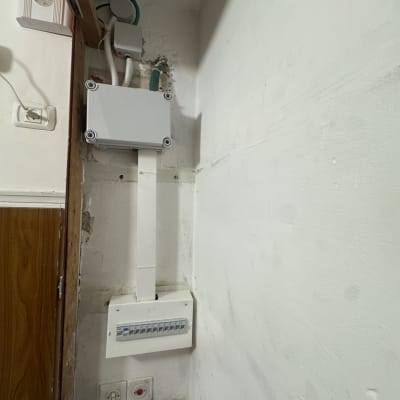 לוח חשמל עם חוטים וצינורות חשמל על קיר