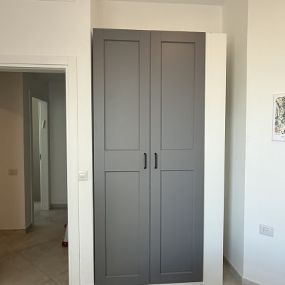 ארון בגדים אפור עם דלתות כפולות