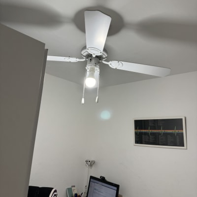 מאוורר תקרה עם מנורה דולקת