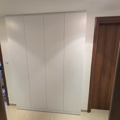 ארון לבן עם דלתות עץ בצדדים